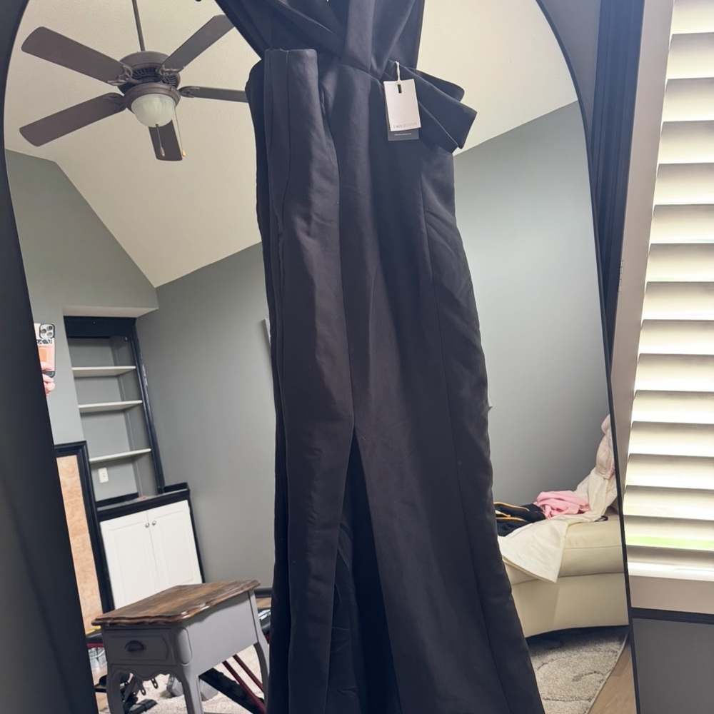 Chic Black Formal Gown with Slit